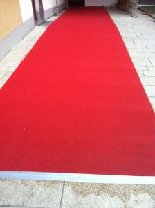 Der rote Teppich wartet schon. Auf viele Brautpaare, die Eröffnung und den Oberbürgermeister. 